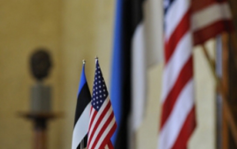Eesti ja Ameerika Ühendriikide lipud.