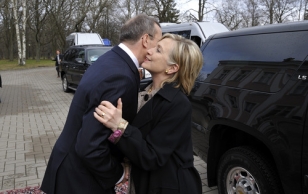 President Ilves greets Mrs. Hillary Clinton, the U.S. Secretary of State, who arrived in Kadriorg.