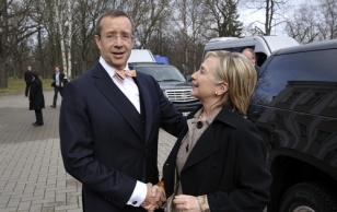President Ilves greets Mrs. Hillary Clinton, the U.S. Secretary of State, who arrived in Kadriorg.