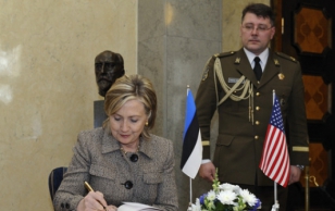 Ühendriikide riigisekretär Clinton teeb sissekande külalisteraamatusse.