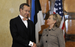 President Ilves shakes hands with Mrs. Clinton, the U.S. Secretary of State.
