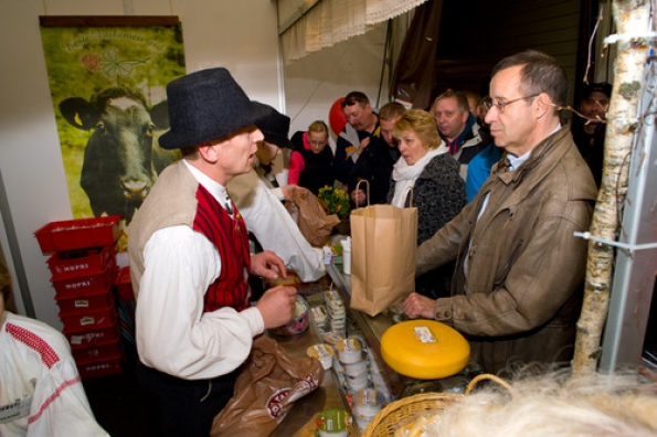 Nopri farmer Tiit Niilo presents his farm produce to the President.