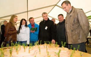 President Ilves visits the Forest Week's tent at the XVIII International Agricultural Fair.