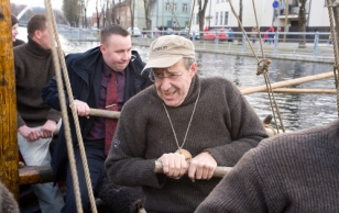 Rowing in a viking's boat on the river Emajõgi.