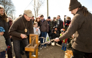 President joins in a Lodjaselts's (Barge Society) workshop at the Supilinn Days in Tartu.