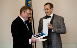 Per Stig Møller receives the Order of the Cross of Terra Mariana