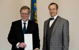 Per Stig Møller receives the Order of the Cross of Terra Mariana