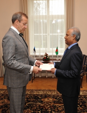 President Ilves receives credentials from the Ambassador if the People's Republic of Bangladesh, Mr. Saiful Hoque.