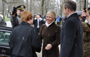 President Ilves ja Evelin Ilves tervitavad Kadriorgu saabunud Tarja Haloneni.