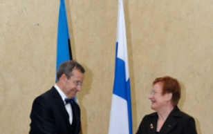 President Ilves greets President Halonen.