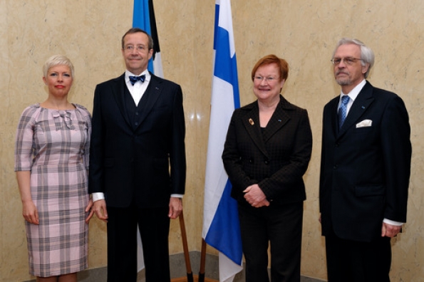 President Toomas Hendrik Ilvese, Evelin Ilvese ning president Tarja Haloneni ja Pentti Arajärvi ametlik foto.