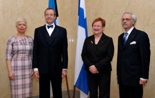 Official photo of President Toomas Hendrik Ilves, Mrs. Evelin Ilves, and President Tarja Halonen and Mr. Pentti Arajärvi.