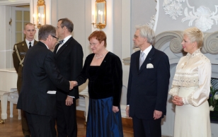 President Halonen tervitab Jyväskylä Ülikooli ajalooprofessorit Seppo Zetterbergi.