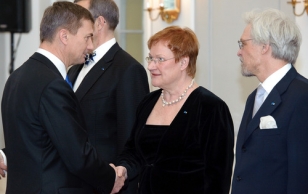 President Halonen tervitab peaminister Andrus Ansipit.