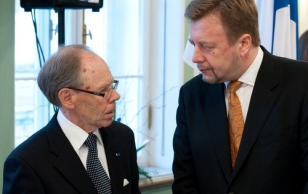 Soome Vabariigi suursaadik Eestis, Jaakko Kalela ja Eesti Vabariigi suursaadiku abikaasa, Arne Pajula.