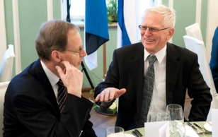 Soome välisministeeriumi kantsler Pertti Torstila (vasakul) ja Andres Tarand, poliitik ning endine Euroopa Parlamendi liige.