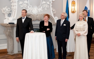 Eesti ja Soome riigipead abikaasadega kuulavad riigiõhtusöögi üllatusesinejat - ansamblit Malcolm Lincoln.