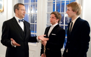 President Ilves vestleb Madis Kubu ja Robin Juhkentaliga (paremal) ansamblist Malcolm Lincoln.