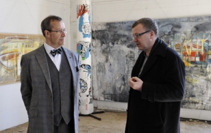 President Ilves chats with Mr. Jaan Elken, an artist.