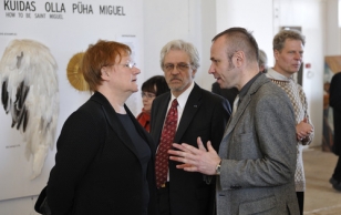 Art historian Harry Liivrand talks to President Halonen and Mr. Pentti Arajärvi.