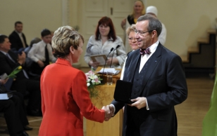 President Ilves õnnitleb Rutt Šmiguni, kelle Eesti Naisliit valis aasta emaks.