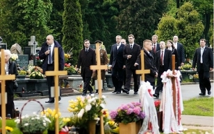 President asetab pärja Smolenski lennuõnnetuses 10.04.2010 hukkunud Poola diplomaadi ja presidendi kantselei aseriigisekretäri Mariusz Handzliku hauale.