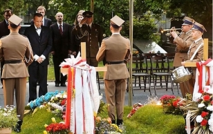 President asetab pärja Smolenski lennuõnnetuses 10.04.2010 hukkunud Poola diplomaadi ja presidendi kantselei aseriigisekretäri Mariusz Handzliku hauale.