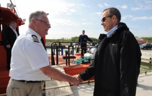 Captain Endel Johanson of the pilot boat greets President Ilves.