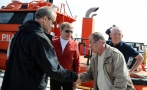 Captain Endel Johanson of the pilot boat greets President Ilves.