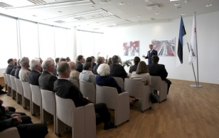 President Ilves gives a speech to the long-time employees of Eesti Raudtee.
