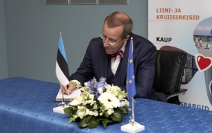 President signs the guestbook of Tallinna Sadam