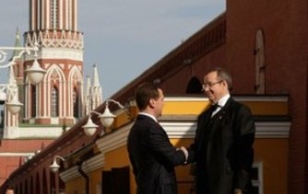 Venemaa president Dmitri Medvedev tervitab president Ilvest.
