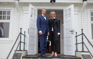 The Mayor of Reykjavík, Mrs. Hanna Birna Kristjánsdóttir, welcomes President Ilves at the Höfði House.
