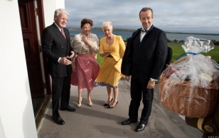 Eesti riigipea ja Evelin Ilves kinkisid Islandi presidendipaarile toidukorvi Eesti toiduainetega.