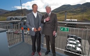 Presidendid Ilves ja Grímsson Hellisheiði geotermaaljaamas.