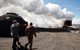 Presidents Ilves and Grímsson at the Hellisheið geothermal station.