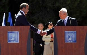 President Ilves shakes hands with Israeli President Shimon Peres during a welcoming ceremony at the presidential compound in Jerusalem.