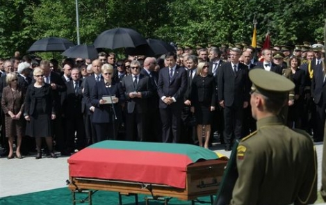 Leedu endise presidendi Algirdas Brazauskase ärasaatmine.