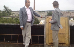 Koos Rakvere linnapea Rannar Vassiljeviga Rakvere Gümnaasiumi katusel.