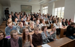 Президент Ильвес дал урок Таллиннской школы естественных наук