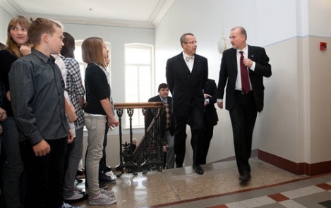 President Ilves andis koolitunni Tallinna Reaalkoolis