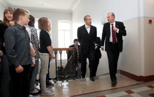 Президент Ильвес дал урок Таллиннской школы естественных наук