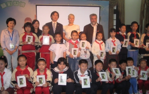 Evelin Ilves Shanghai Lasteraamatukogus esimese eesti keelest hiina keelde tõlgitud raamatu esitlusel