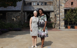 Evelin Ilves koos USA presidendi abikaasa Michelle Obamaga Blue Hilli farmis Stone Barnsis 24. septembril enne riigijuhtide abikaasadele korraldatud lõunasööki