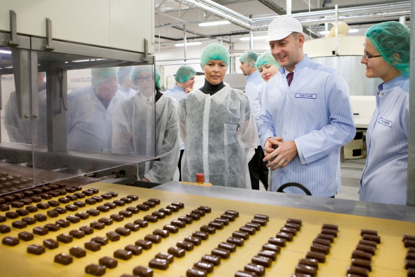 Эвелин Ильвес, исполнительный директор Kalev Chocolate Factory Кайдо Кааре и специалист по развитию изделий Эвелин Хейберг