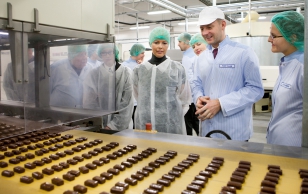 Evelin Ilves visiting the Kalev chocolate factory