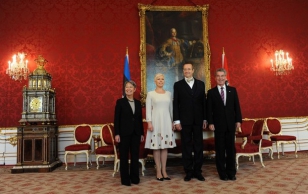 Austrian President Heinz Fischer, his wife Margit, Estonian President Toomas Hendrik Ilves and his wifa Evelin pose on November 23, 2010 during a ceremony in Vienna.