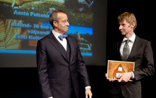 President Ilves andis arhitekt Mihkel Tüür'ile auhinna 'Eesti parim puitehitis 2010'