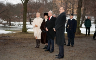 Rootsi riigivisiidile saabunud president Toomas Hendrik Ilves külastas Stockholmis mälestusmärki “Vabaduse värav”.