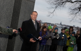 Rootsi riigivisiidile saabunud president Toomas Hendrik Ilves külastas Stockholmis mälestusmärki “Vabaduse värav”.